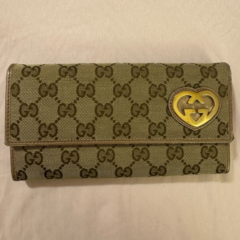 GUCCI GG Logo Heart Canvas Leather
Long Bifold Wallet very good condition